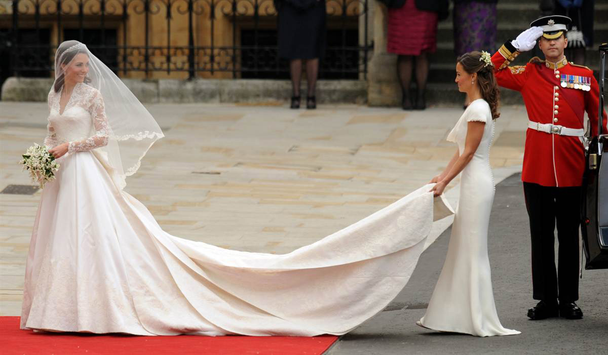 Kate-Middleton-in-Wedding-Dress-Designed-by-Sarah-Burton