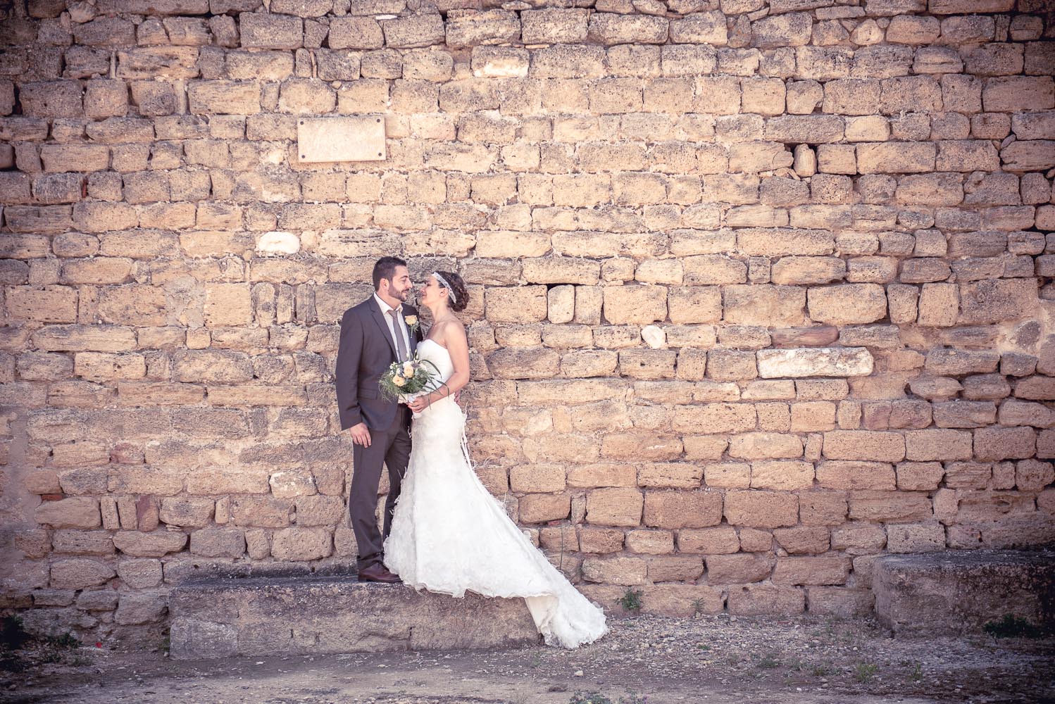 61-aix-en-provence-mariage-photo-couple-mur-pierres-chateau-retro-pastel-pose-thibaultchappe-photographe-professionnel-bouches-du-rhones-13-83-84-var-vaucluse-6bd1